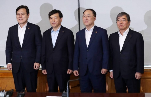 최종구 금융위원장, 이주열 한국은행 총재, 홍남기 경제부총리 겸 기획재정부 장관, 윤석헌 금융감독원장(왼쪽부터)이 7일 오전 서울 중구 전국은행연합회 은행회관에서 열린 긴급거시경제점검회의에 앞서 기념촬영을 하고 있다. /사진=머니투데이 김휘선 기자