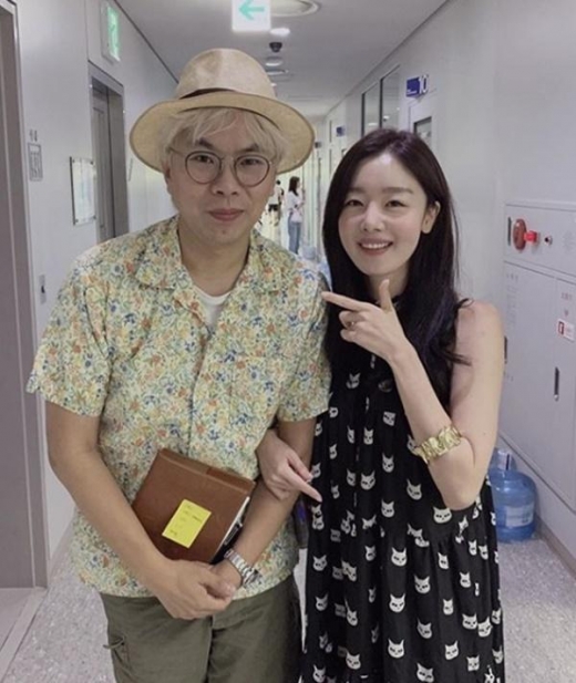 한선화, '무한도전' 김태호PD와 팔짱 끼고 다정샷