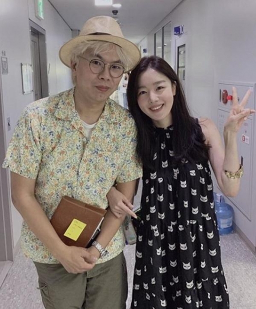 한선화, '무한도전' 김태호PD와 팔짱 끼고 다정샷