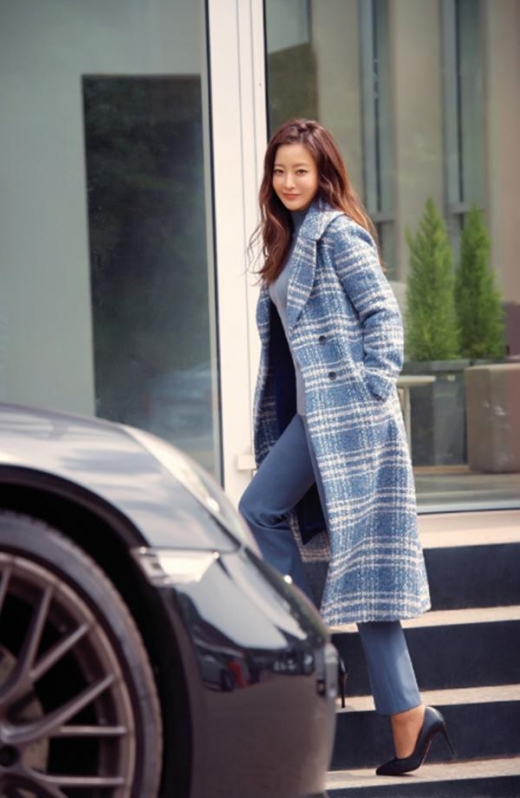 김희선, 화보 비하인드컷… 