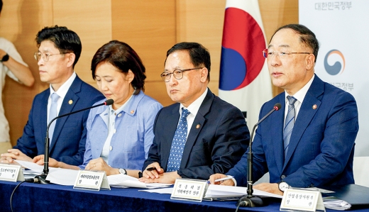 홍남기 경제부총리 겸 기획재정부 장관이 2일 오후 서울 종로구 정부서울청사에서 일본의 화이트리스트 배제 등과 관련해 관계장관 합동 브리핑을 하고 있다. /사진=뉴스1 안은나 기자