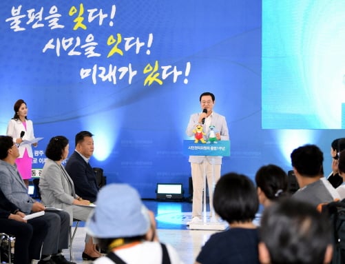 이용섭 광주시장이 7일 오전 시청 1층 시민숲에서 열린 '시민권익위 출범 1주년 기념식'에 참석해 인사말을 하고 있다./사진제공=광주광역시