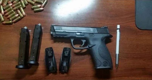 지난 3일 '일간베스트'에 한 이용자가 '문 대통령을 죽이겠다'는 제목과 함께 올린 총기와 실탄 사진. /사진=인터넷 커뮤니티 캡처