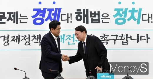 [머니S포토] 윤석열 총장, 오신환 바른미래당 원내대표 예방