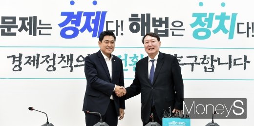 [머니S포토] 윤석열 만난 오신환, '검찰의 중립성 강조'