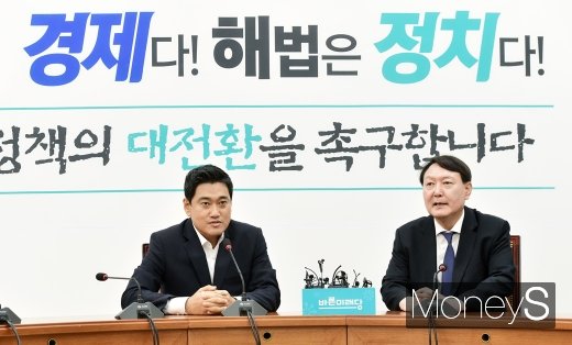 [머니S포토] 윤석열 총장 만난 오신환 바른미래당 원내대표