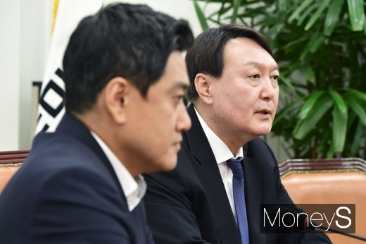 [머니S포토] 바른미래당 원내대표 찾은 검찰 수장