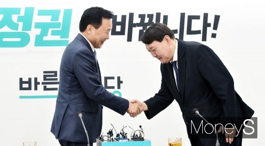 [머니S포토] 손학규 대표와 인사 나누는 윤석열 총장
