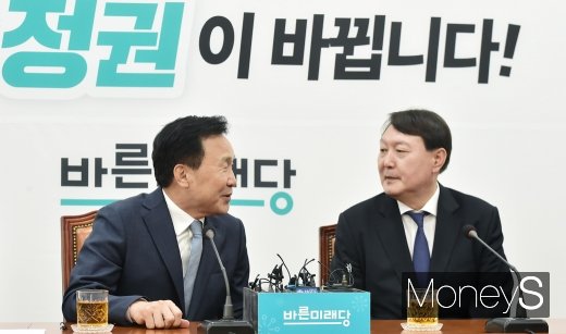 [머니S포토] 윤석열 총장 바라보는 손학규 대표