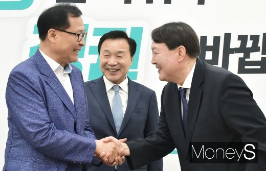 [머니S포토] 문병호-윤석열, 대학 동창의 만남