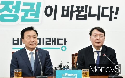 [머니S포토] 손학규 대표 예방 관련 발언하는 윤석열 총장