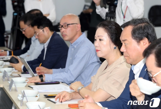 7일 오전 서울 중구 한국관광공사 서울센터에서 열린 국내관광산업 활성화를 위한 더불어민주당 현장최고위원회의에 참석한 관광업계 종사자들이 이해찬 대표의 모두발언을 경청하고 있다. 2019.8.7/뉴스1