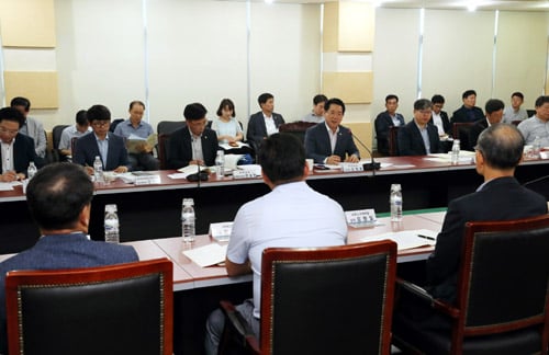 전남도가 일본수출규제와 관련해 7일 전남TP에서 기업인 등이 참석한 가운데 간담회를 갖고 피해 최소화 방안을 논의하고 있다./사진제공=전남도