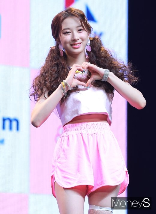 [머니S포토] 로켓펀치 윤경 '러블리한 하트'