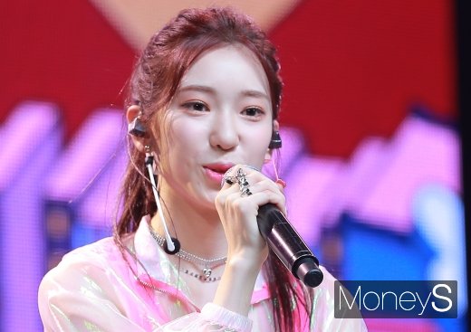 [머니S포토] 로켓펀치 수윤 '데뷔 무대 너무설레요'