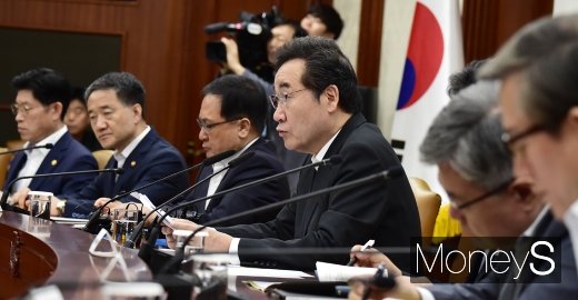 [머니S포토] 국정현안점검조정회의 주재하는 이낙연 총리