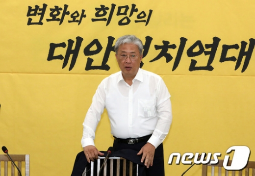 유성엽 민주평화당 '변화와 희망의 대안정치 연대'(대안정치) 대표가 8일 서울 여의도 국회에서 열린 민주평화당 대안정치 연대 회의에 참석하고 있다. /사진=뉴스1