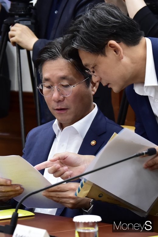[머니S포토] 국정현안 의견 나누는 성윤모 장관