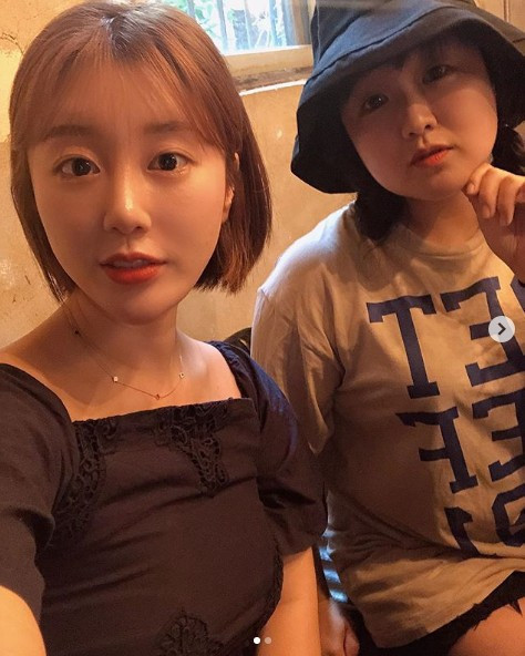 가수 나비(왼쪽)와 개그우먼 이수지. /사진=나비 인스타그램 캡처   