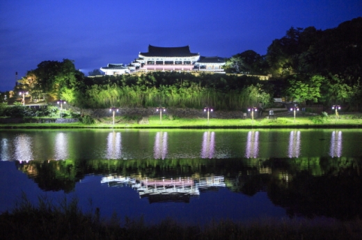 영남루. 물에 비친 반영이 화려하던 과거를 보여주는 듯하다. /사진=한국관광공사