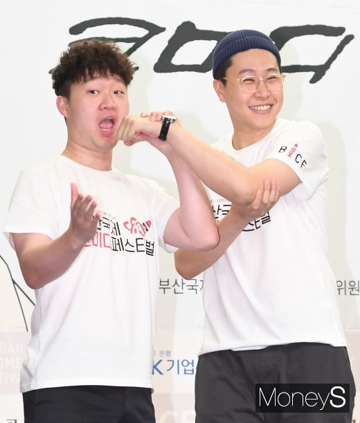 [머니S포토] 이용주·정재형 '마이크 하나로 웃겨드릴게요~'