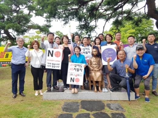 경기도의회 안혜영 부의장(더불어민주당, 수원11)은 7일(수), 서울 종로구 주한일본대사관 정문 소녀상 앞에서 경기도의회 더불어민주당이 주관한 ‘일본 경제보복 철회 촉구 릴레이 1인 시위’에 동참했다. / 사진제공=경기도의회