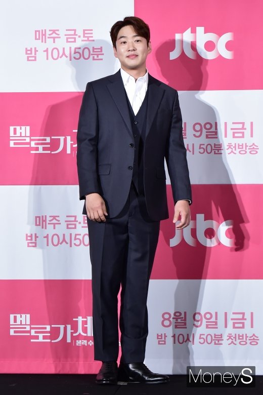 [머니S포토] 안재홍, 수트가 잘어울리는 남자