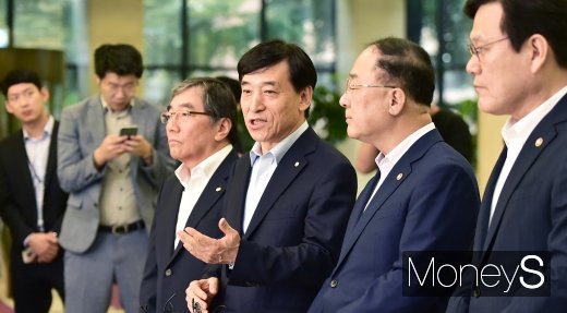 이주열 한국은행 총재(왼쪽 세번째)가 7일 서울 중구 은행회관 빌딩에서 열린 긴급 거시경제금융회의를 마치고 백브리핑을 하고 있다./사진=임한별 기자