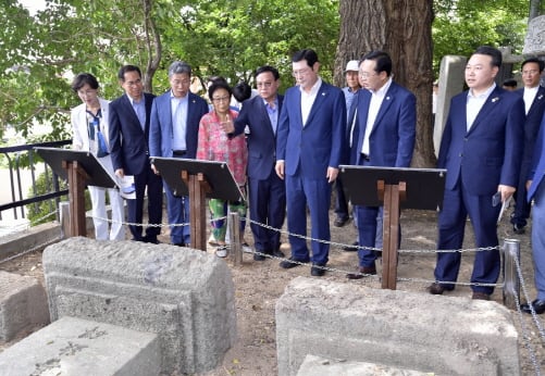 ▲이용섭 광주광역시장이 8일 오전 남구 구동 광주공원 입구 계단에서 열린 '광주 친일잔재 청산을 위한 단죄문' 제막식에 참석해 김동찬 광주시의회 의장, 근로정신대 피해자인 양금덕 할머니 등 내빈들과 단죄문 제막식을 마친 뒤 공원 내 사적비군에서 친일파 윤웅렬, 이근호, 홍난유 등의 선정비를 둘러보고 있다./사진제공=광주광역시