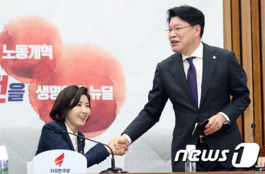 장제원 자유한국당 의원이 지난달 23일 서울 여의도 국회에서 열린 원내대책회의에서 나경원 자유한국당 원내대표와 악수하고 있다. /사진=뉴스1
