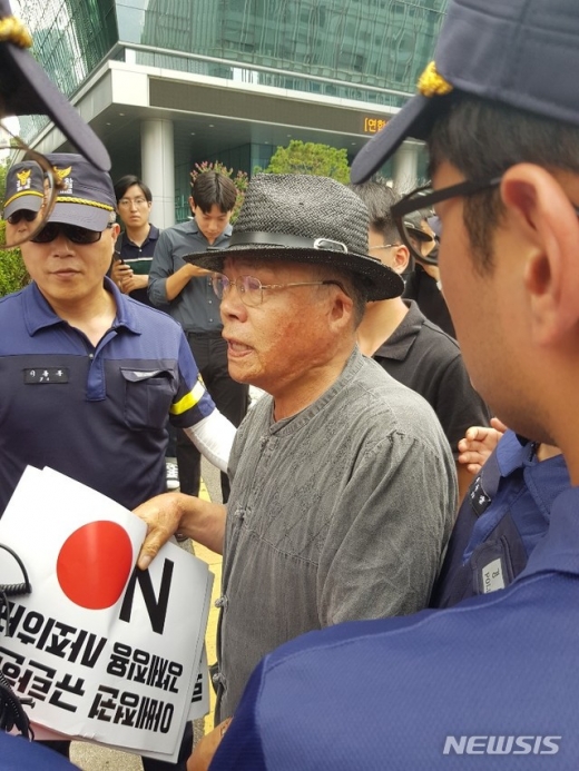 '서울의 소리' 백은종 대표가 지난 8일 주옥순 엄마부대 대표를 폭행한 혐의로 경찰에 체포됐다. /사진=뉴시스