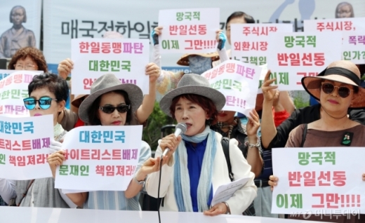 주옥순 엄마부대 대표(오른쪽에서 두번째). /사진=머니투데이