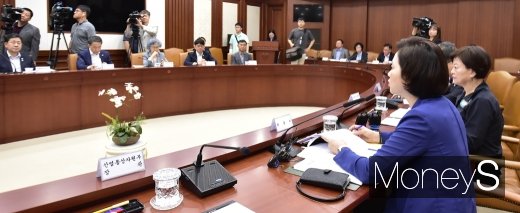 [머니S포토] 사회관계장관회의 주재하는 유은혜 부총리