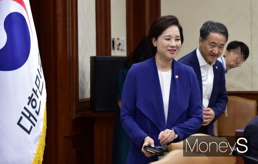 [머니S포토] 사회관계장관회의 참석한 유은혜