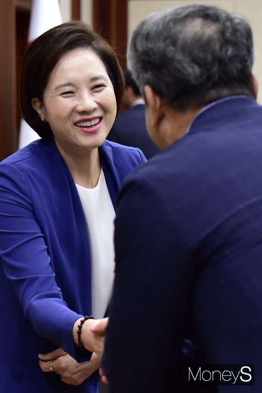 [머니S포토] 관계부처 수장들과 인사 나누는 유은혜 부총리