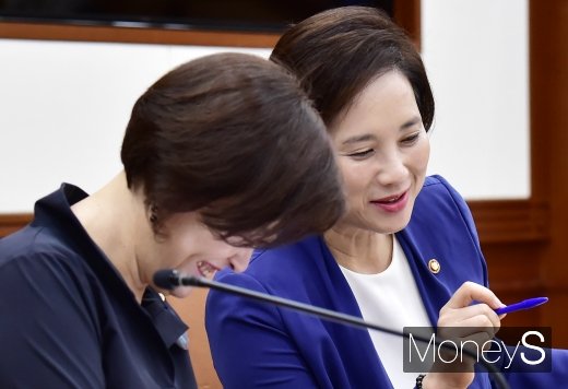 [머니S포토] 담소 나누는 유은혜-진선미