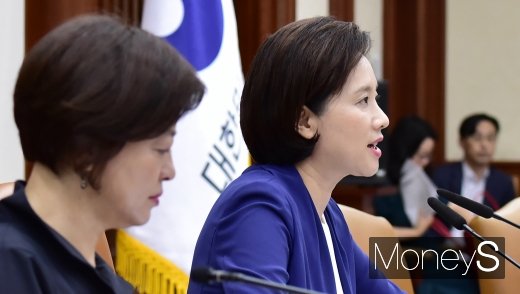 [머니S포토] 사회관계장관회의에서 모두발언하는 유은혜 장관