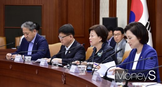 [머니S포토] 진선미 장관 '평화의 소녀상 전시 중단, 역사적 진실 외면하는 일