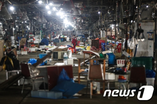 서울 동작구 구 노량진수산시장에 대한 법원의 9차 명도집행이 이루어진 지난달 30일 구 시장에 명도집행으로 파손된 기자재들이 널브러져 있다. /사진=뉴스1