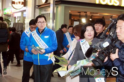 완도국제해조류박람회 홍보하는 신우철 완도군수(사진 왼쪽 1번째)/사진=머니S DB