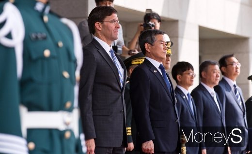 [머니S포토] 3군 의장대 사열하는 정경두-마크 에스퍼 장관
