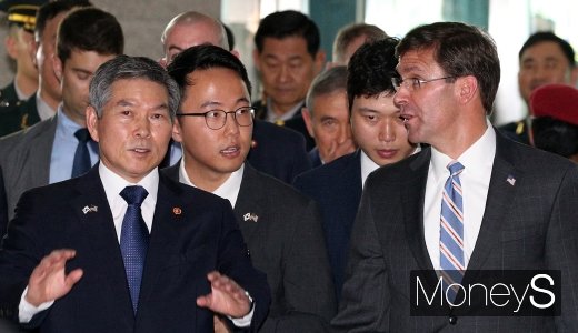 [머니S포토] 국방부 집무실 향하는 정경두-마크 에스퍼 장관
