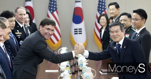 [머니S포토] 한미 국방장관의 국건한 악수