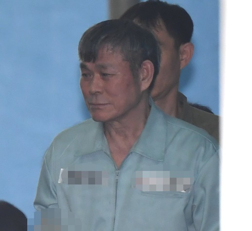 신도 상습 성폭행한 혐의로 구속 기소된 이재록 만민중앙교회 목사가 지난 5월17일 오후 서울 서초구 서울중앙지법에서 열린 2심 선고 공판에 출석하고 있다.