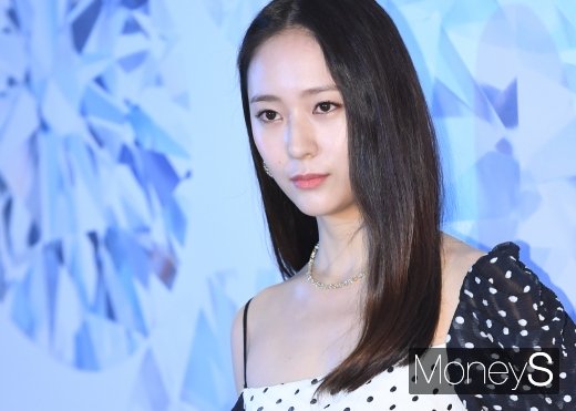 [머니S포토] 크리스탈 '무심한 듯 시크하게'