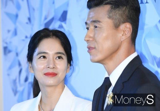 [머니S포토] 정혜영, 남편 션에게 시선 집중