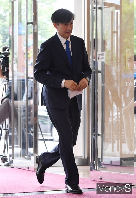 [머니S포토] 인사청문회 준비 사무실 출근하는 조국
