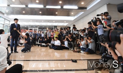 [머니S포토] 조국 법무부장관 후보자, 뜨거운 취재 열기