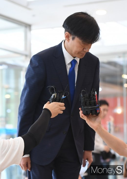 [머니S포토] 고개 숙여 인사하는 조국 법무부장관 내정자
