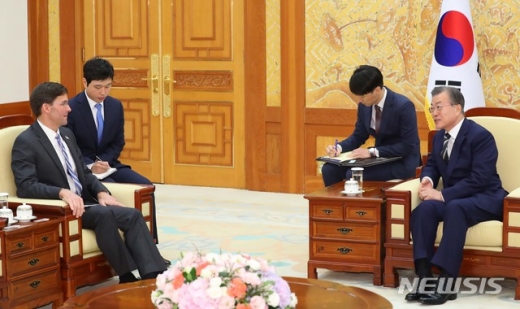 마크 에스퍼 미국 신임 국방장관(왼쪽) 문재인 대통령. /사진=뉴시스     